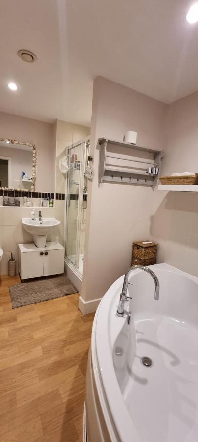 Gold Penthouse Room 5Min To Basingstoke Hospital Eksteriør bilde