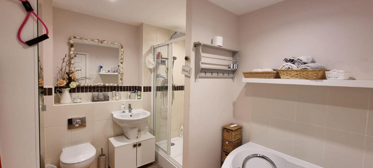 Gold Penthouse Room 5Min To Basingstoke Hospital Eksteriør bilde