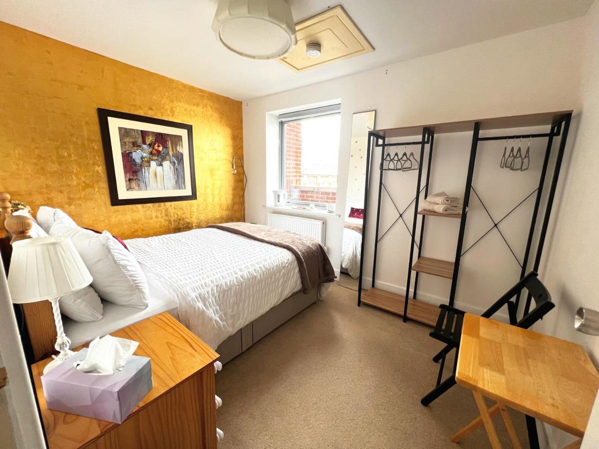 Gold Penthouse Room 5Min To Basingstoke Hospital Eksteriør bilde
